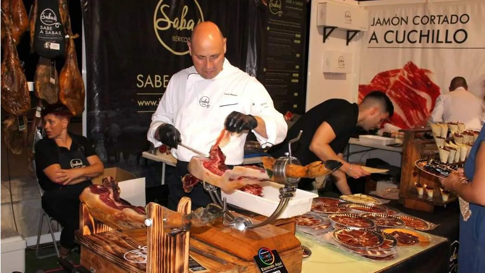 Puesto de jamón cortado a cuchillo