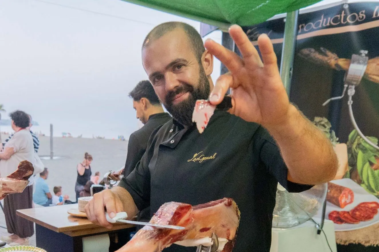 Cortador mostrando una loncha de jamón