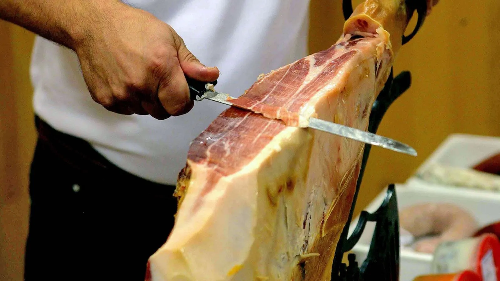 Cortador de jamón cortando a cuchillo