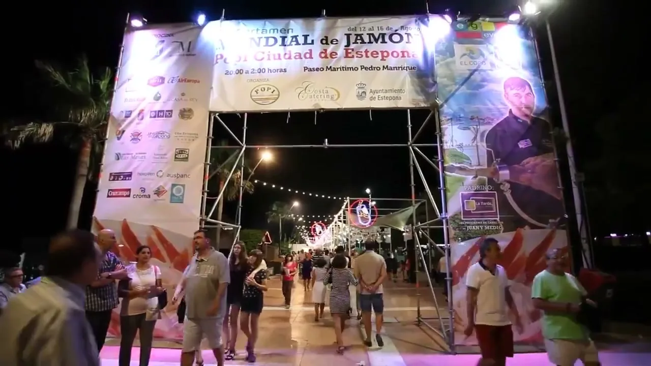 Entrance arch of the second Certamen on the Paseo Marítimo Pedro Manrique, at night, 2015