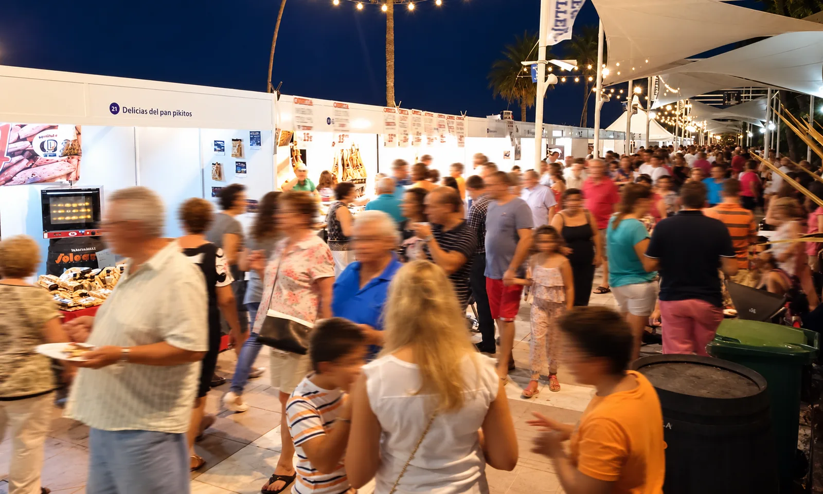Visitors at night among the stands on the Paseo Marítimo, 2019