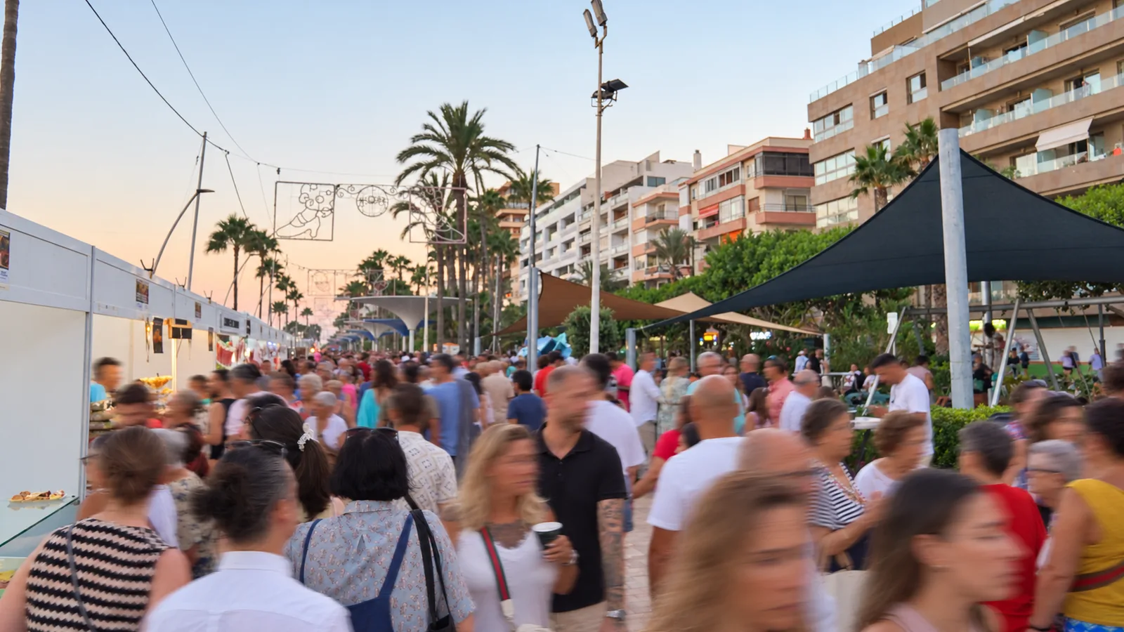 Visitors on the Paseo Marítimo at sunset during the ninth edition, 2024