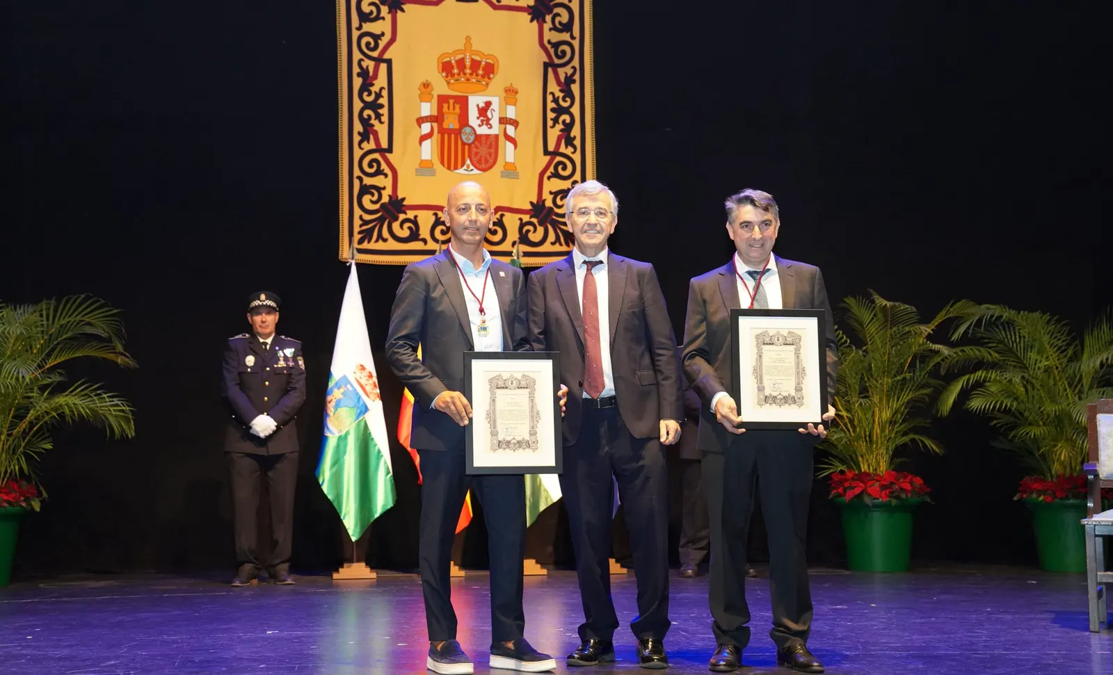 José María Téllez “Popi” on the stage of the Felipe VI Auditorium, with Joxean Fernández “Matxin” and Mayor José María García Urbano, on the day he received the title of Adopted Son of Estepona, 6 December 2024
